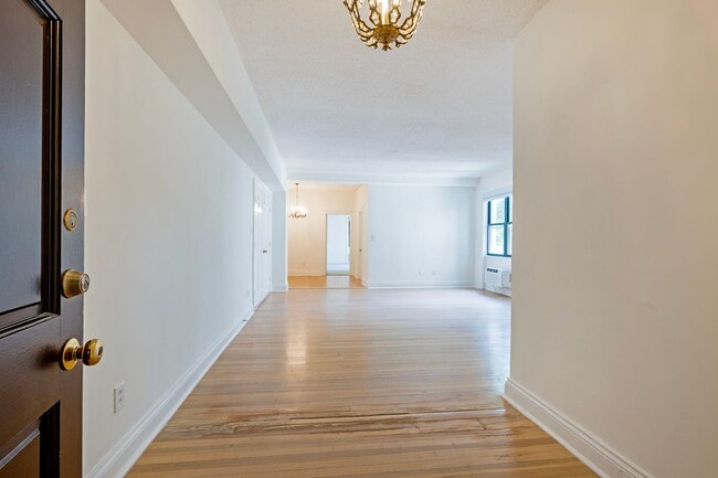 Building Photo - Woodley Park 1BR 1BA Plus Den Across from ...