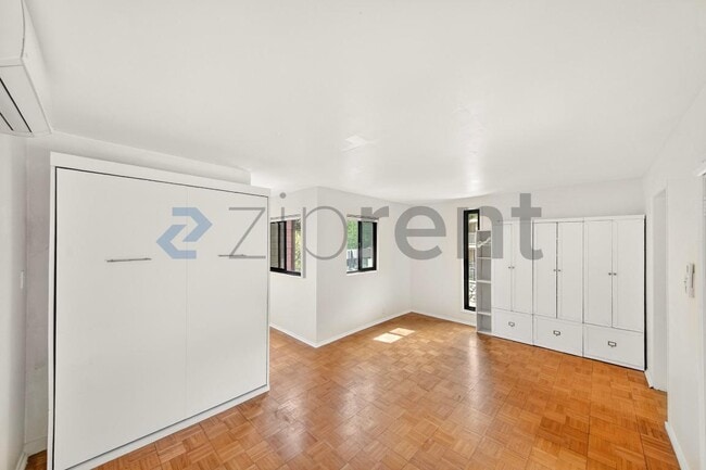 Building Photo - Unit