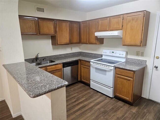 Foto del edificio - 2425 Holly Hall St