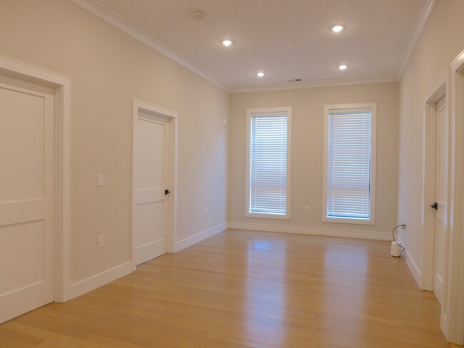 Foto del edificio - 24 Farrington Ave
