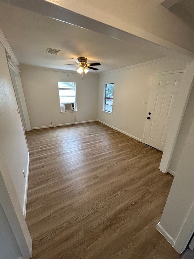 Building Photo - Blend of comfort and convenience