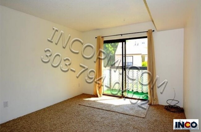 Foto del edificio - Top floor one bedroom condo with carport!!!