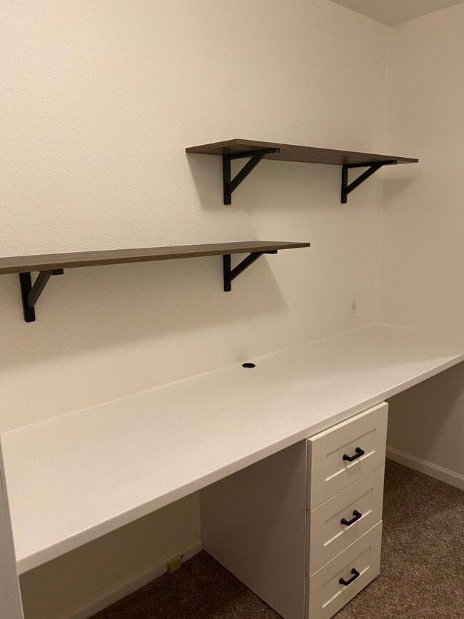 Office area - 829 Hunt Ave