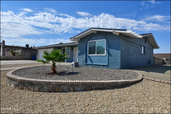 Building Photo - 233 Vista Bonita St