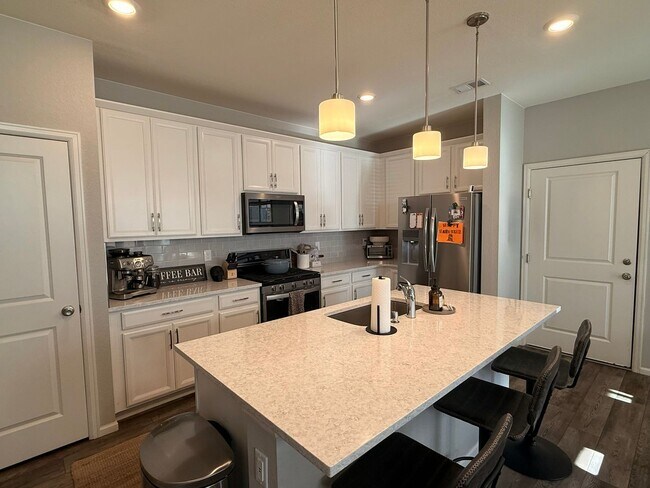 Foto del edificio - Modern 3 Bed - 2.5 Bath - Baseline