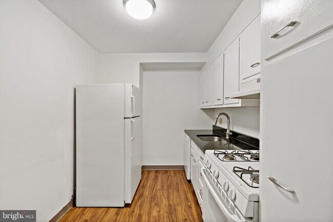 Building Photo - 604-36 S Washington Square