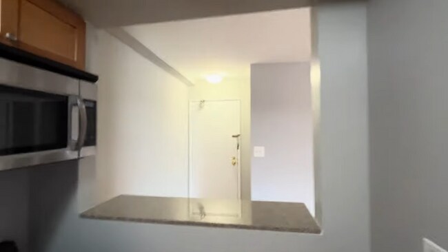 Building Photo - 525 W Oakdale Ave