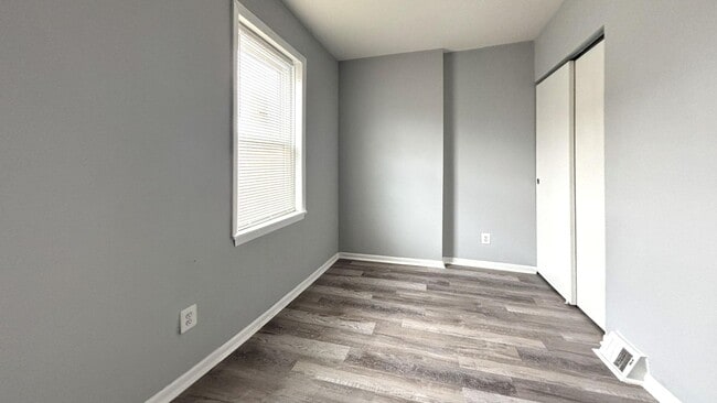 Building Photo - Grays Ferry Spacious Renovated Three Bedroom!