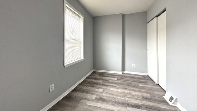 Foto del edificio - Grays Ferry Spacious Renovated Three Bedroom!