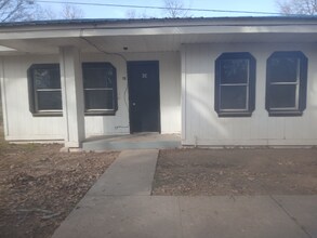 Building Photo - 106 S Davis St