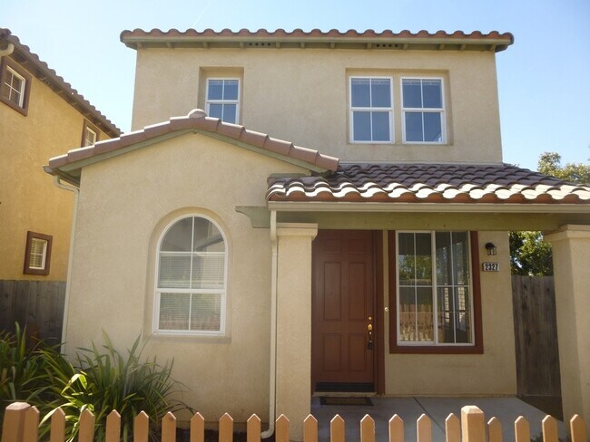 Building Photo - Lovely 3 story Home at Autumn Glen