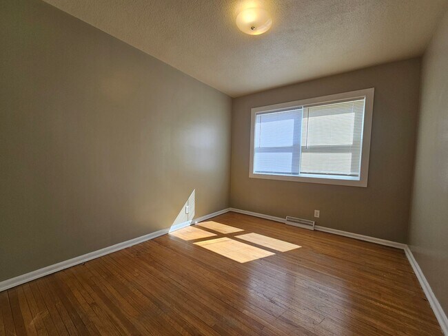 Foto del edificio - Great NE 3 Bedroom 2 Bath with Garage, close to shopping and I380 access