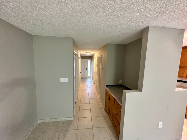 Building Photo - 500 Fairway Village Dr