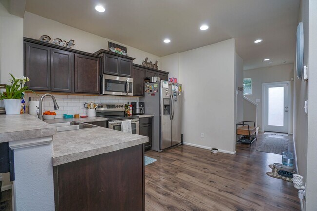 Foto del edificio - Move in Ready! 4 bedroom, 2.5 bathroom, ea...