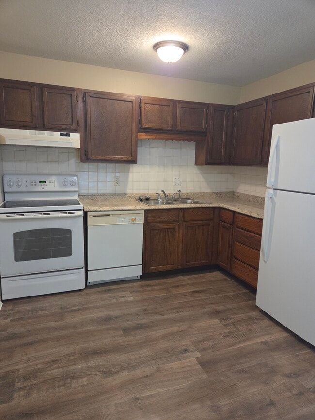 Building Photo - 2102 Chateau Dr