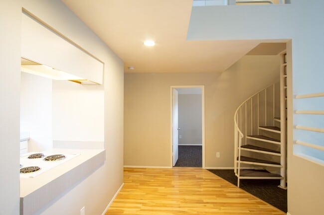 Building Photo - Fantastic Lake Oswego 2Bdr w/Fireplace, Dishwasher & W/D + Balcony