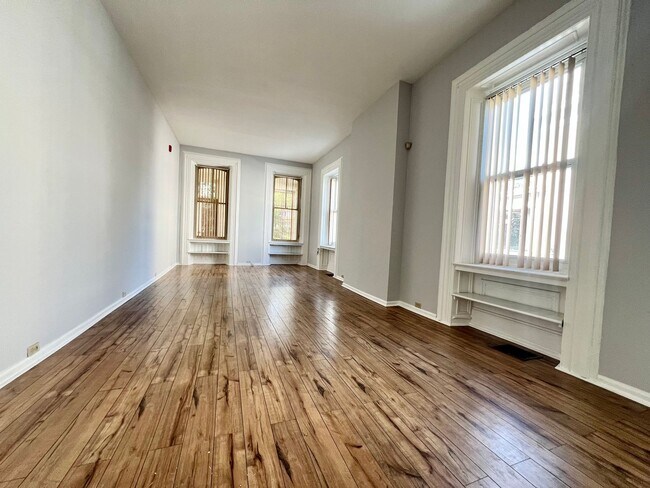 Building Photo - Large First Floor Apartment