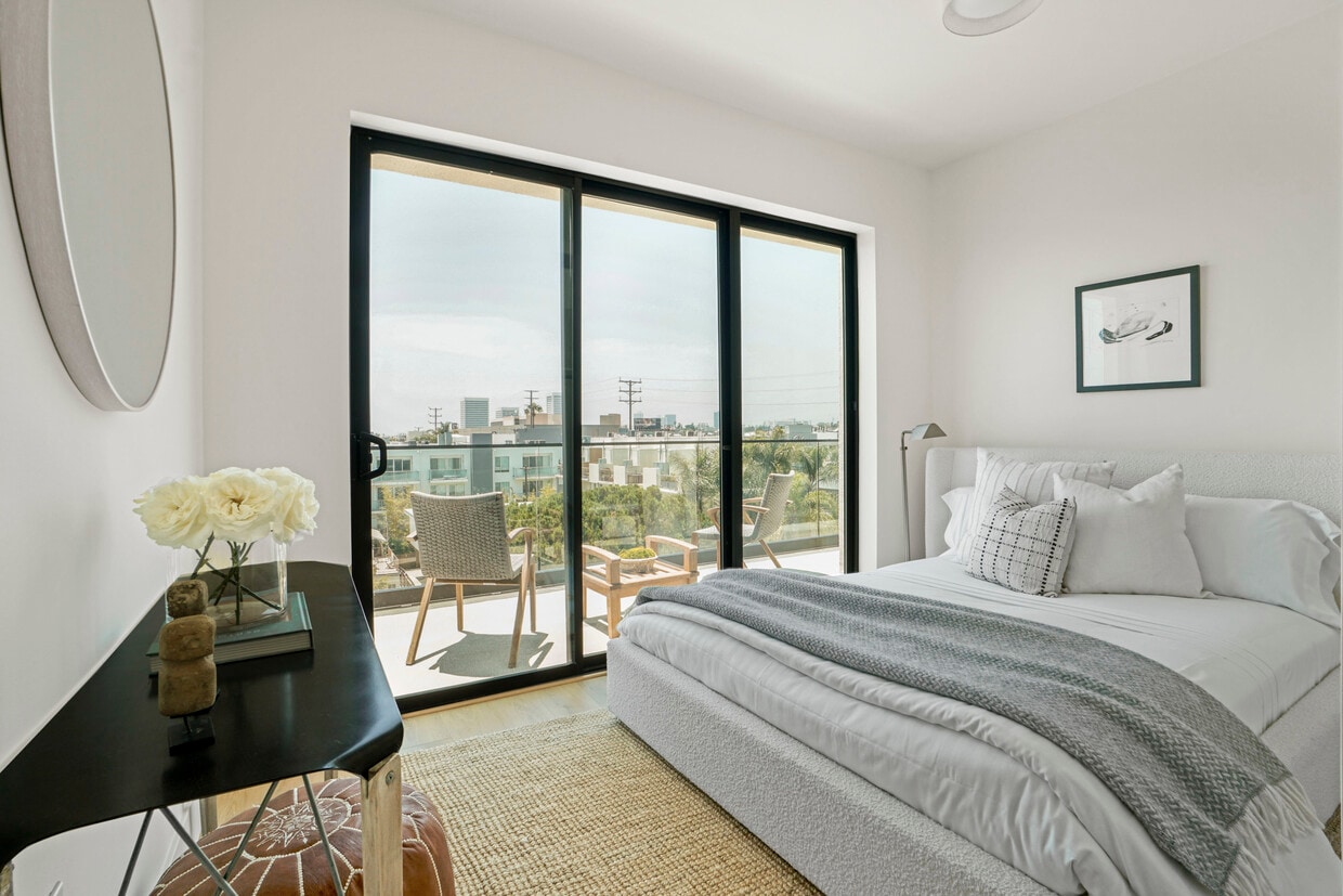 Primary Photo - The Overland 16