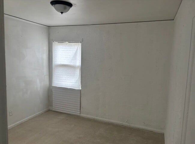 Foto del edificio - 2 bedroom located On the east side of town.