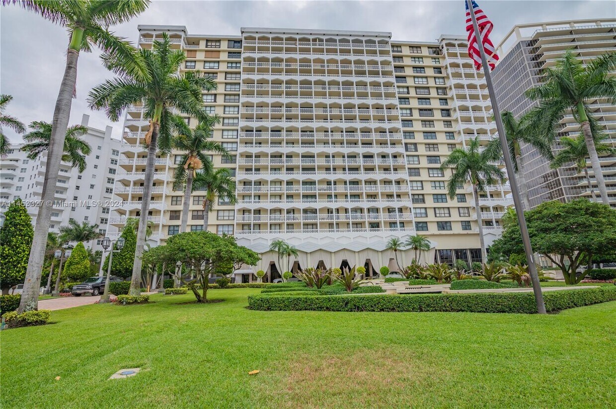 Primary Photo - 9801 Collins Ave