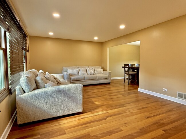 Building Photo - 411 Sequoia Ct