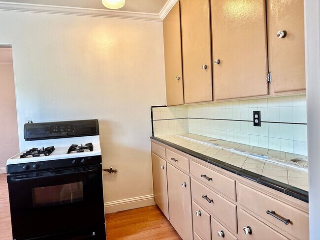 Building Photo - 3 br, 1 bath House - 2924 E Cornell Ave