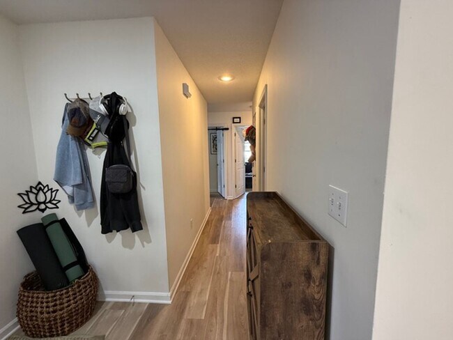 Foto del edificio - Spacious 4BR Home in Seven Oaks with Garage & Fenced Yard