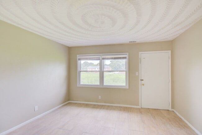 Foto del edificio - 2 Bed, 1 Bath, Apartment Home in Port Norfolk