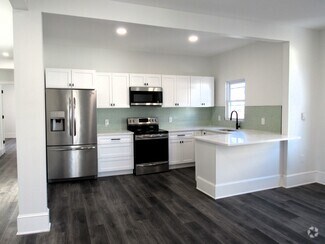 Building Photo - 704 Oak Ln