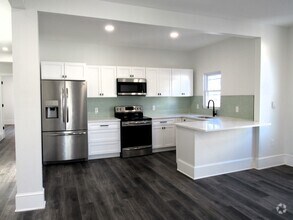 Building Photo - 704 Oak Ln
