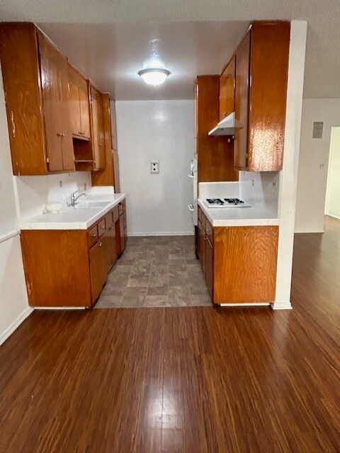 1 habitación/ 1 baño - Piso de madera noble - 912 E Windsor Rd