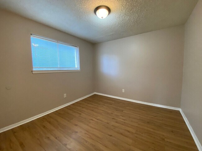 Foto del edificio - 1315/1317 Halcomb Ln.