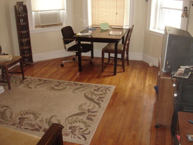 Building Photo - Two bed split for August 1  NO FEE seconds to green line Heat Inc Students ok