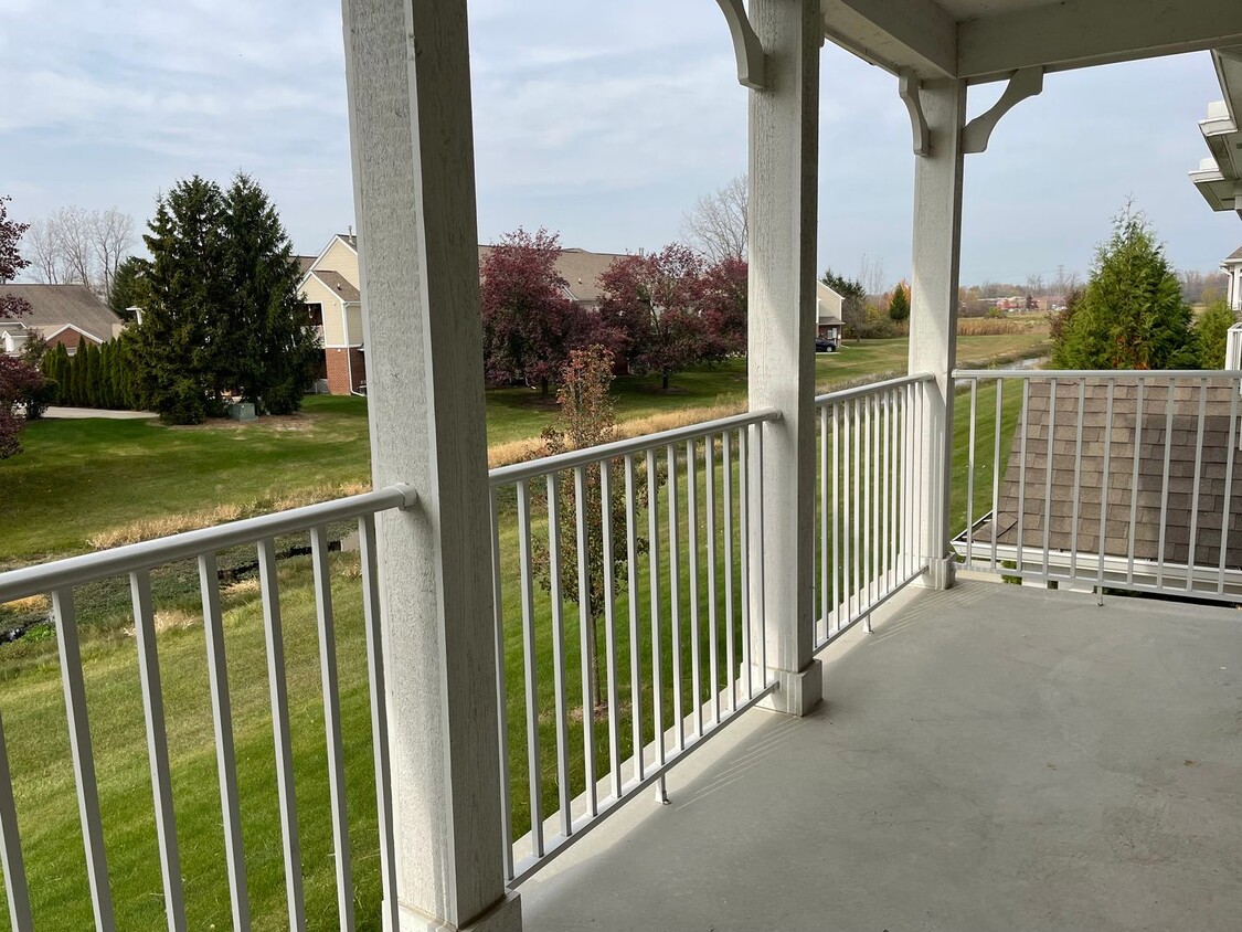 Foto principal - Shelby Township 2-Bedroom, 2- Baths with p...