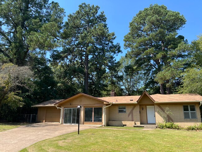 Building Photo - 1565 Pine Manor Dr