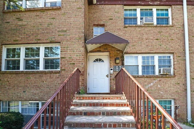 Foto del edificio - 18 College Dr