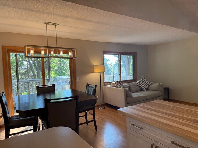 Foto del edificio - Two Bedroom Townhouse W/ Views Of Rice Lak...