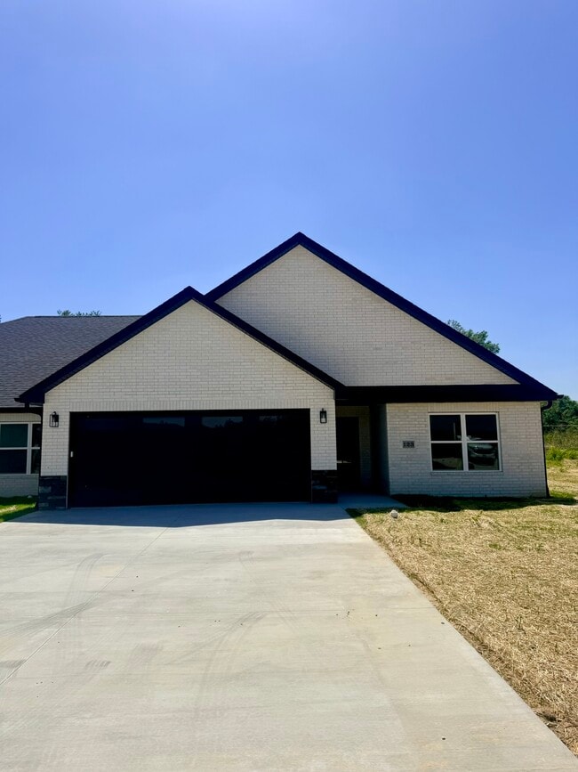 Building Photo - 123 Beechwood Ln
