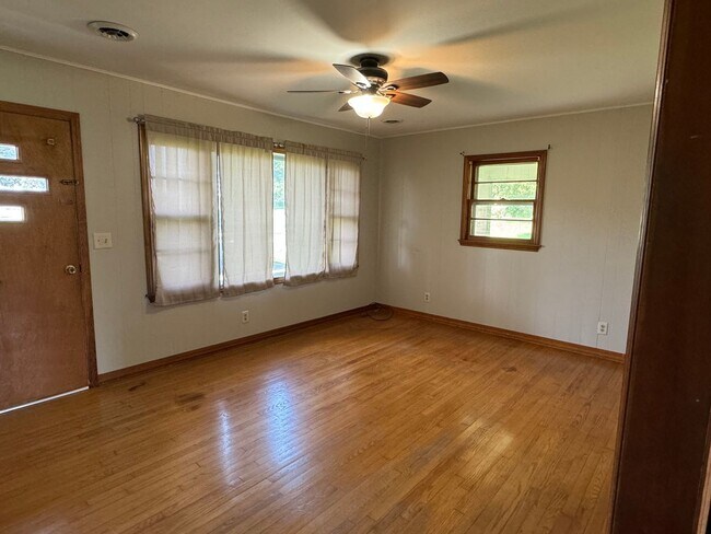 Building Photo - 3 Bedroom, 1 Bath Home Located in Baileyto...