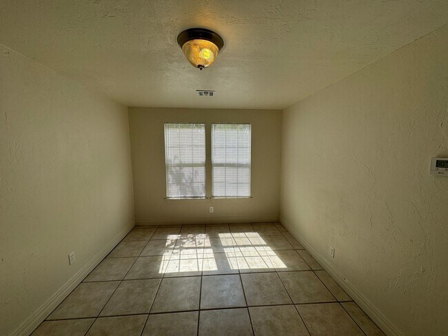Foto del edificio - 2 bed with 1 bath home for rent in Norman....