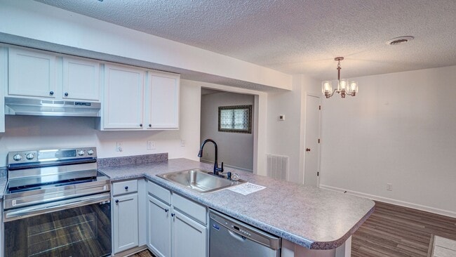 Building Photo - 2 Bdrm / 1.5 Bath Townhouse in Johnson Cit...