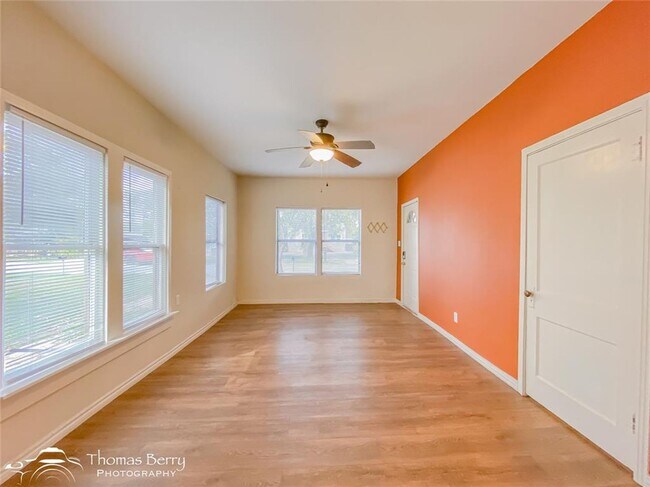 Foto del edificio - 2807 Russell Ave