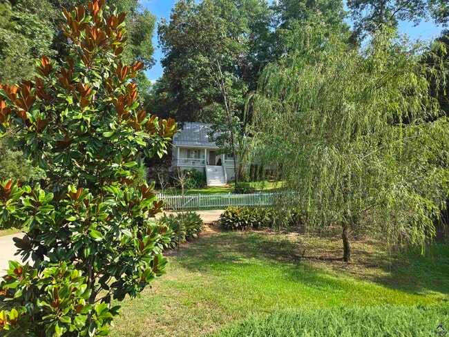 Building Photo - 217 Mossland Dr