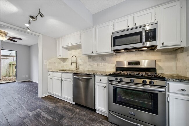 Building Photo - 10 E Willowood Ct