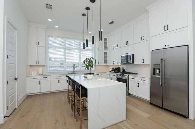 Building Photo - For Lease | 3 Bed, 3.5 Bath | 2,610 Sq Ft | Westheimer Estates |