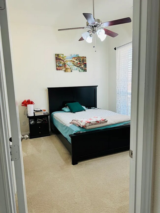 Foto del edificio - 2 story, 4 beds 3.5 baths, Front entry hom...