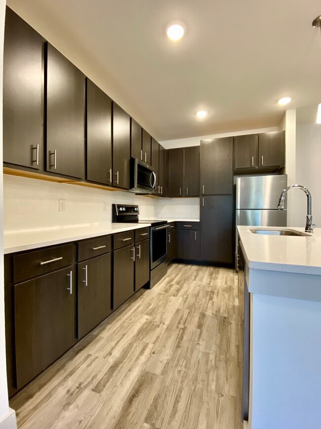 B1 Kitchen - Azalea Bay Apartments