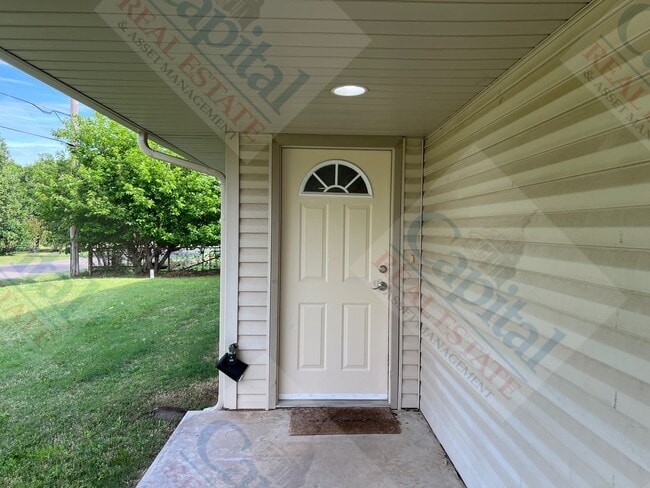 Building Photo - Spacious Duplex in Harrah