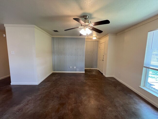 Foto del edificio - Duplex *LEASING SPECIAL AVAILABLE*