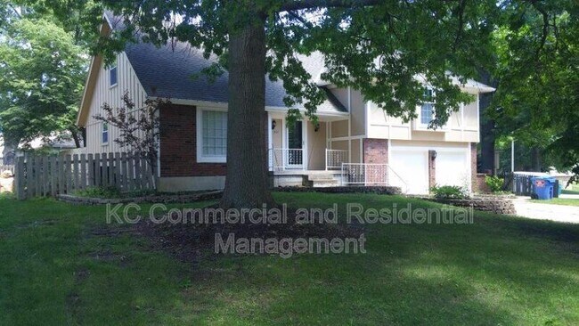 Building Photo - 301 NE Oak Tree Ct